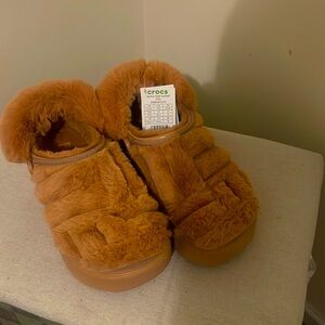 Furry peach crocs, size 9